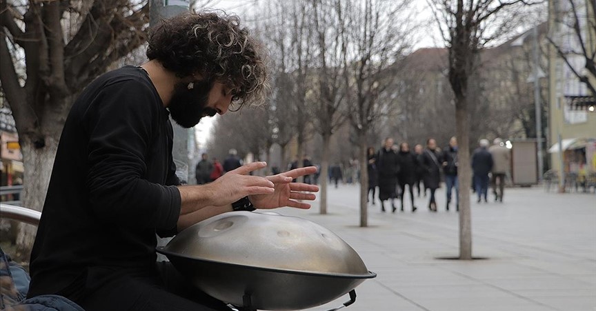 Türk genci, az bilinen enstrümanı handpan ile Kosova'da ilgi görüyor