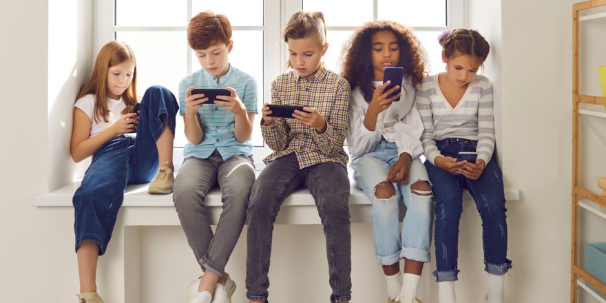 Tatilde Ekran Süresi Artıyor, Çocuklar Yapay Zekâyla Konuşuyor