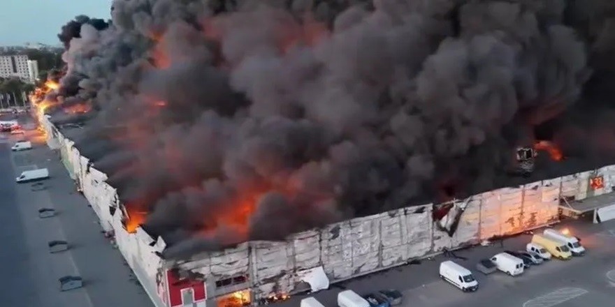 AVM'de yangın: Binden fazla dükkan kül oldu
