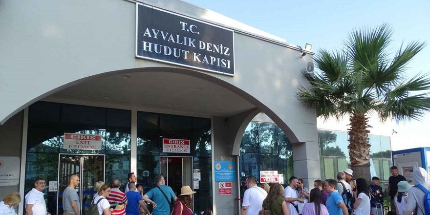 Midilli Adası'na gitmek isteyen tatilciler Ayvalık'ta yoğunluk oluşturdu