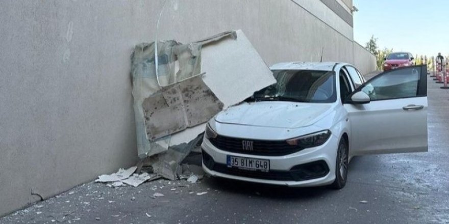 İzmir'de AVM'nin tavan kalıbı otomobilin üzerine düştü