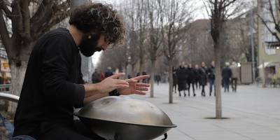 Türk genci, az bilinen enstrümanı handpan ile Kosova'da ilgi görüyor