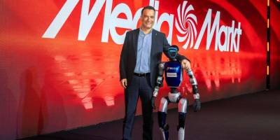 ‘MediaMarkt Buluşması’na Dans Eden İnsansı Robot Damga Vurdu