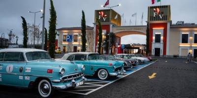 Florentia Village İstanbul’da Klasik Otomobillerle Cumhuriyet Coşkusu