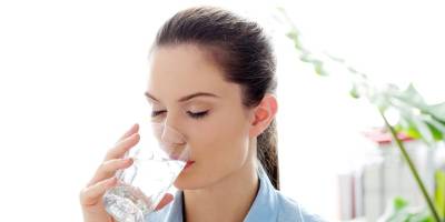 Kilo vermek için yemekten 10 dakika önce bir bardak su için